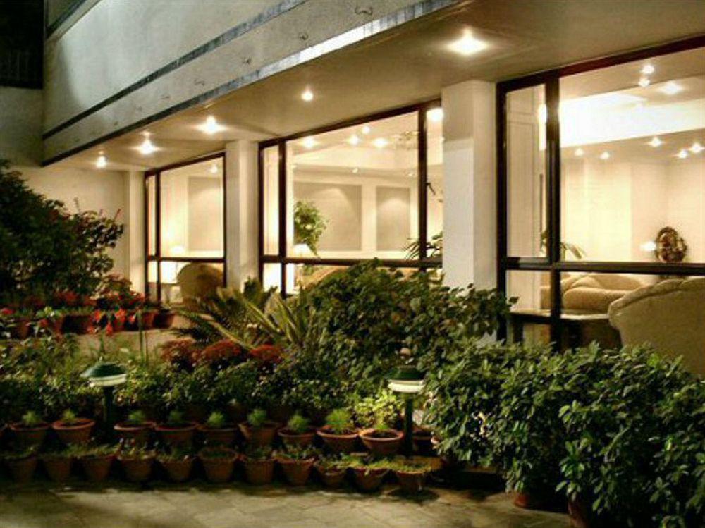 Hotel Vaibhav Varanasi Esterno foto